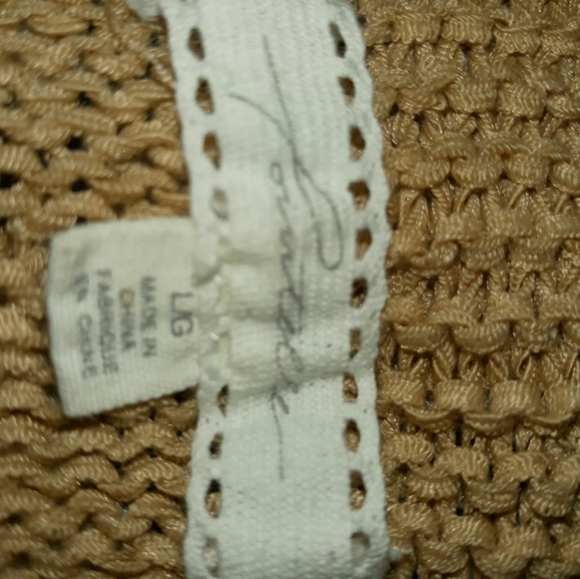 Woman's Top - Picture 6 of 6